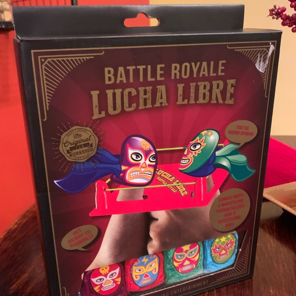 Lucia Libre thumb wrestling
